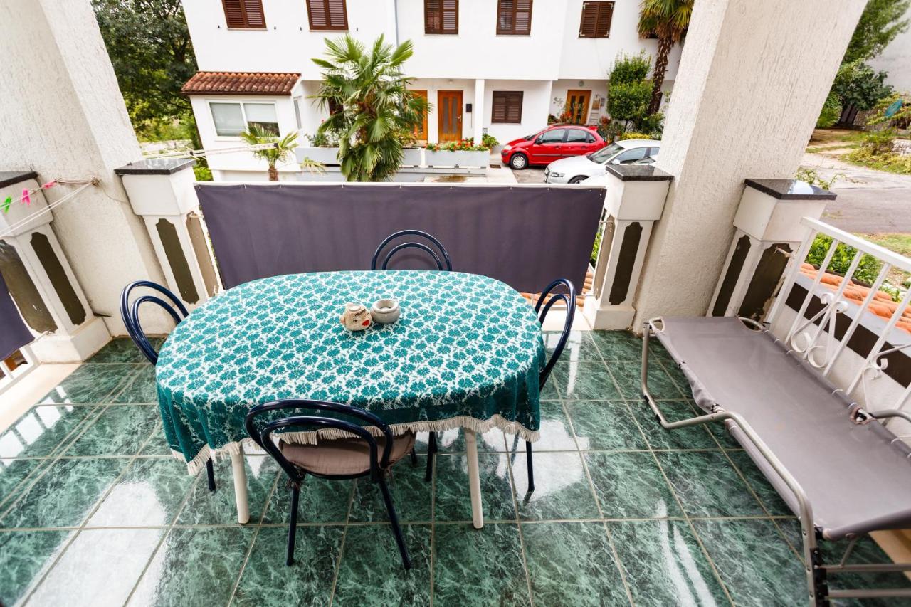 Apartmani Mili Malinska Ngoại thất bức ảnh