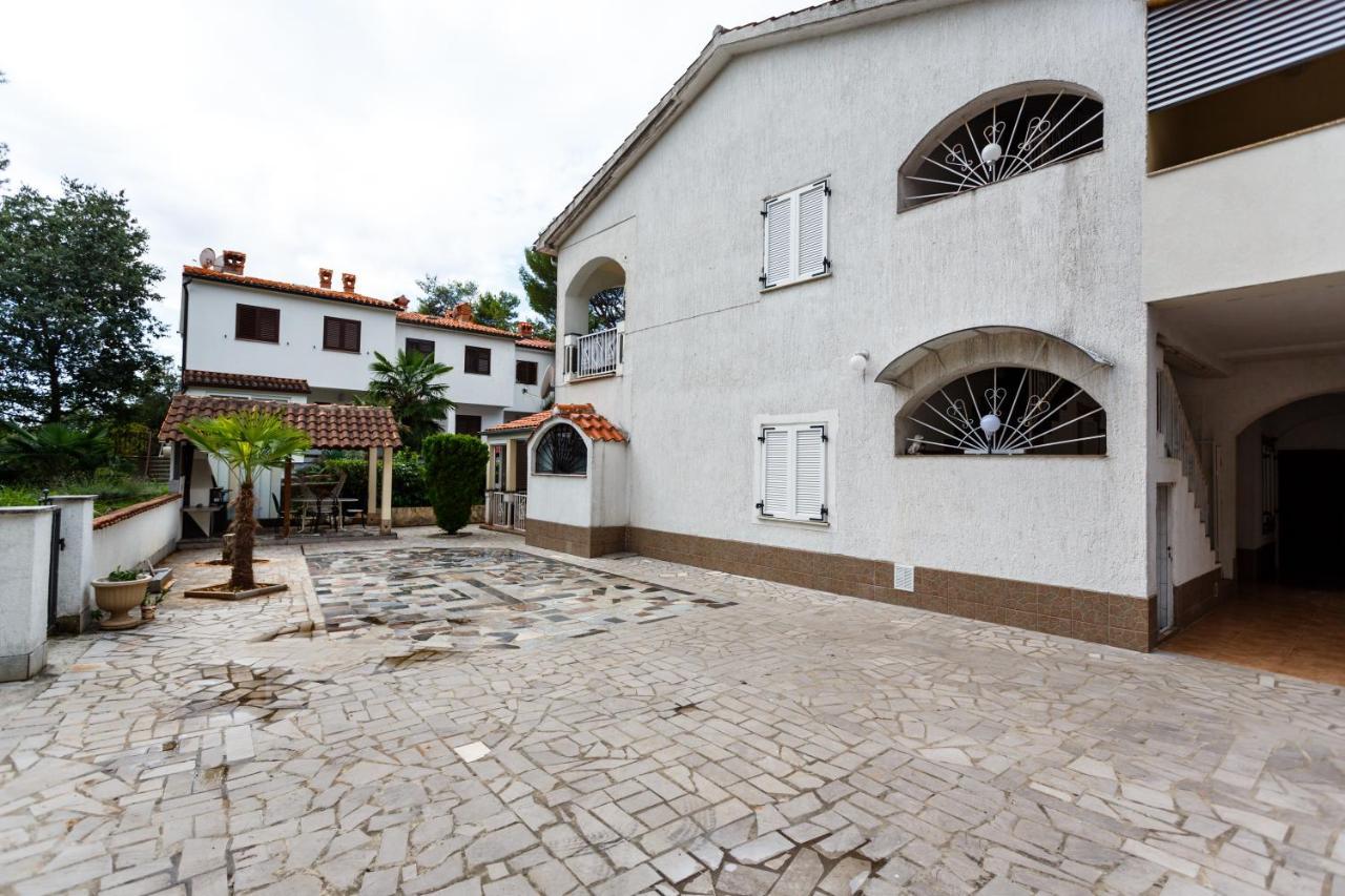 Apartmani Mili Malinska Ngoại thất bức ảnh