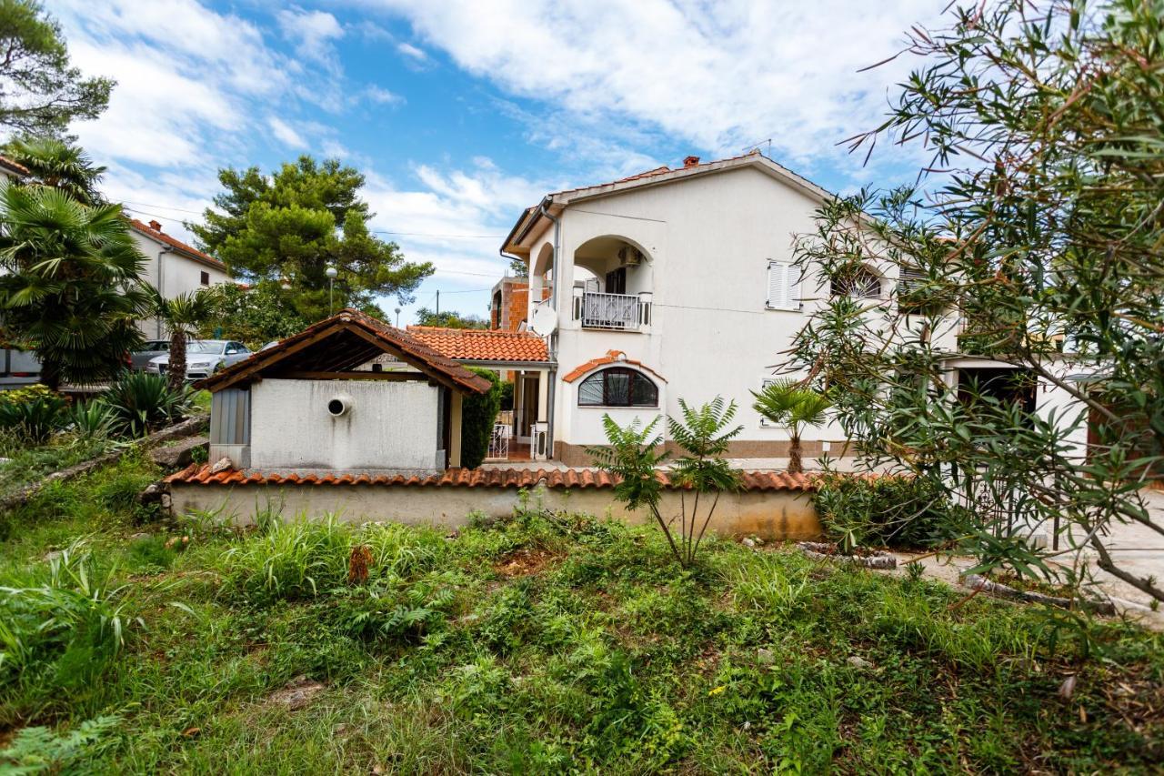 Apartmani Mili Malinska Ngoại thất bức ảnh