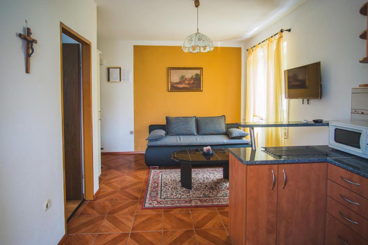 Apartmani Mili Malinska Ngoại thất bức ảnh