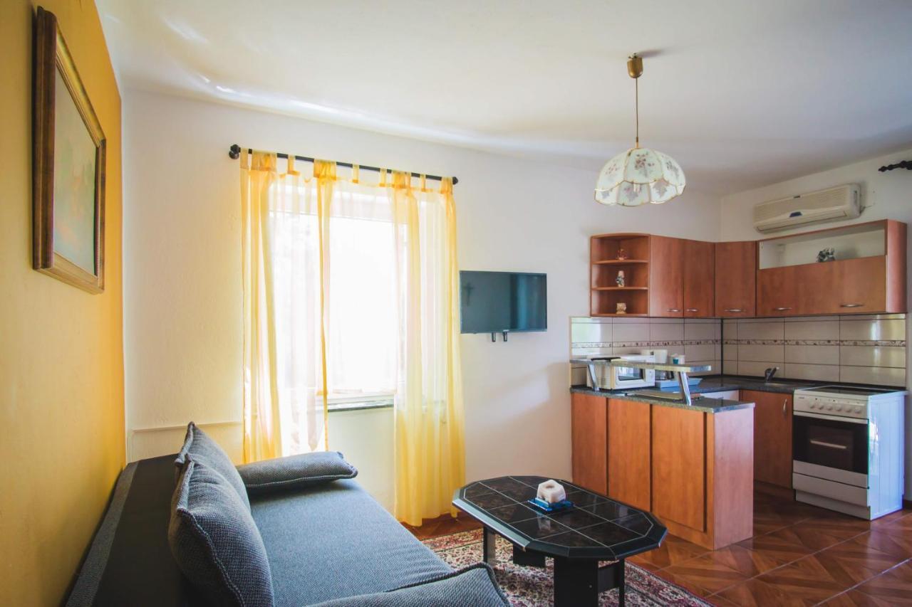 Apartmani Mili Malinska Ngoại thất bức ảnh