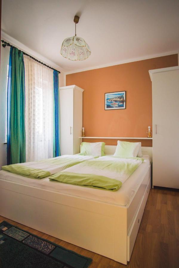 Apartmani Mili Malinska Ngoại thất bức ảnh